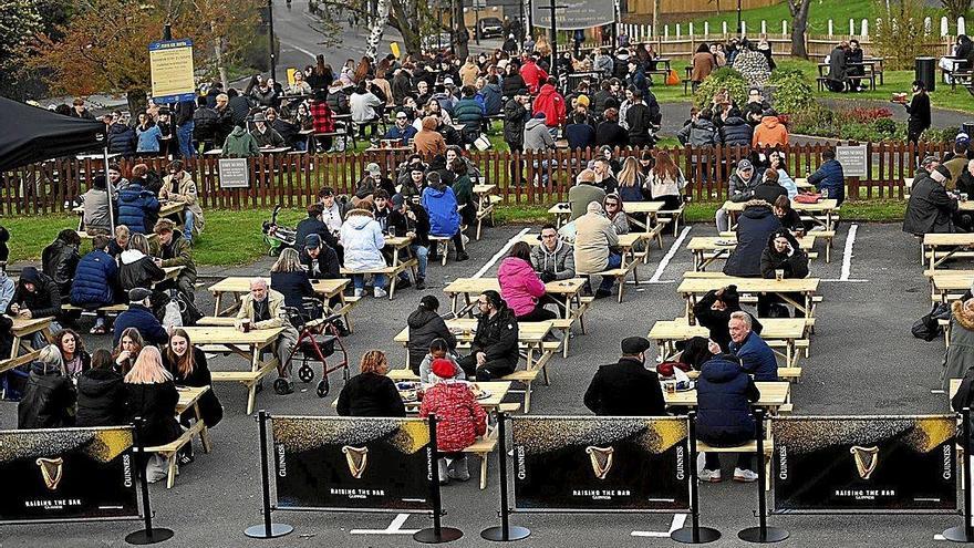 Inglaterra reabre el comercio y los pubs