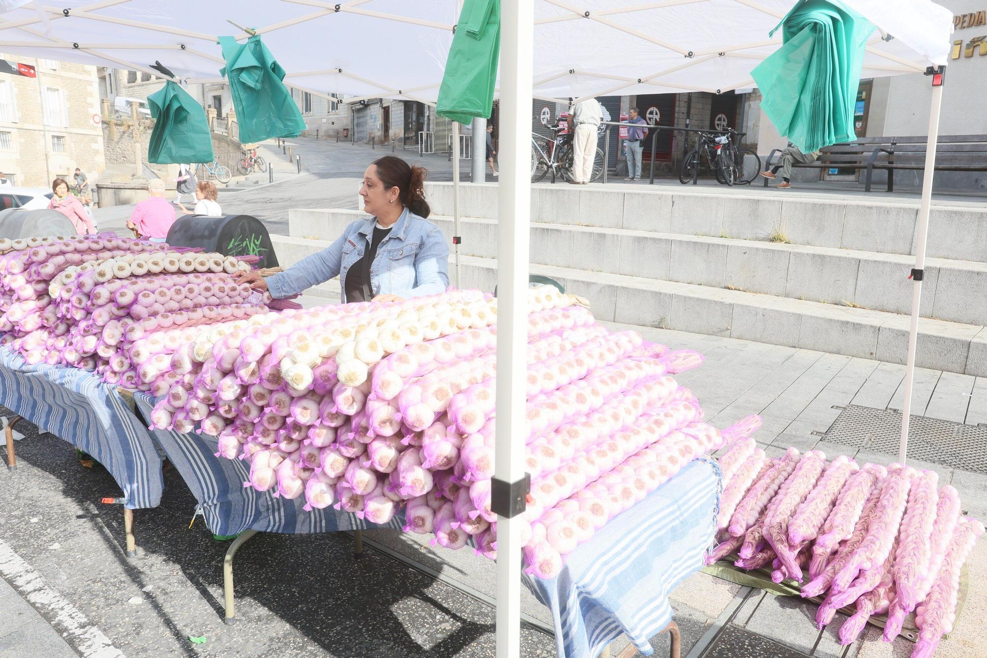 En imágenes: La feria de ajos atrae a los vitorianos un año más