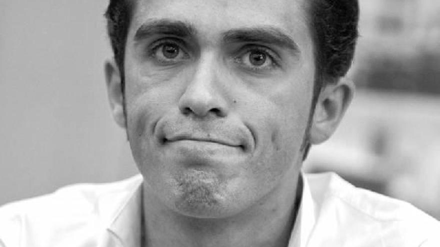 Contador, con gesto de preocupación en su comparececia de ayer en Pinto.