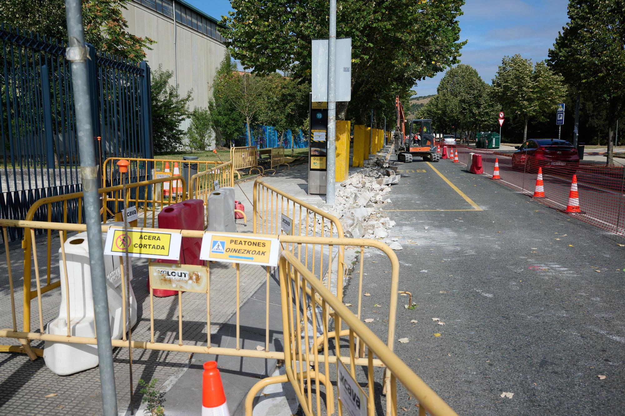 Obras del nuevo carril en calle María Azkarate de Burlada