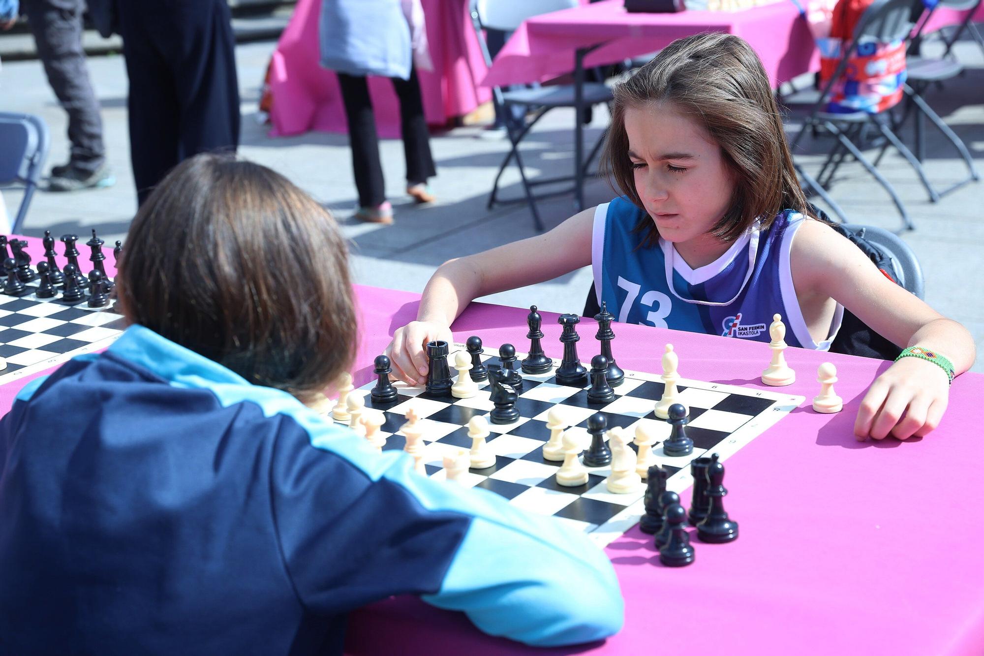 Fotos de las partidas simultáneas de ajedrez del torneo ‘Mujeres y ...