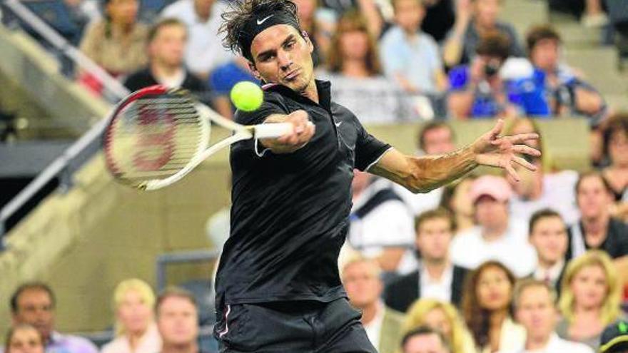 Federer debuta con victoria