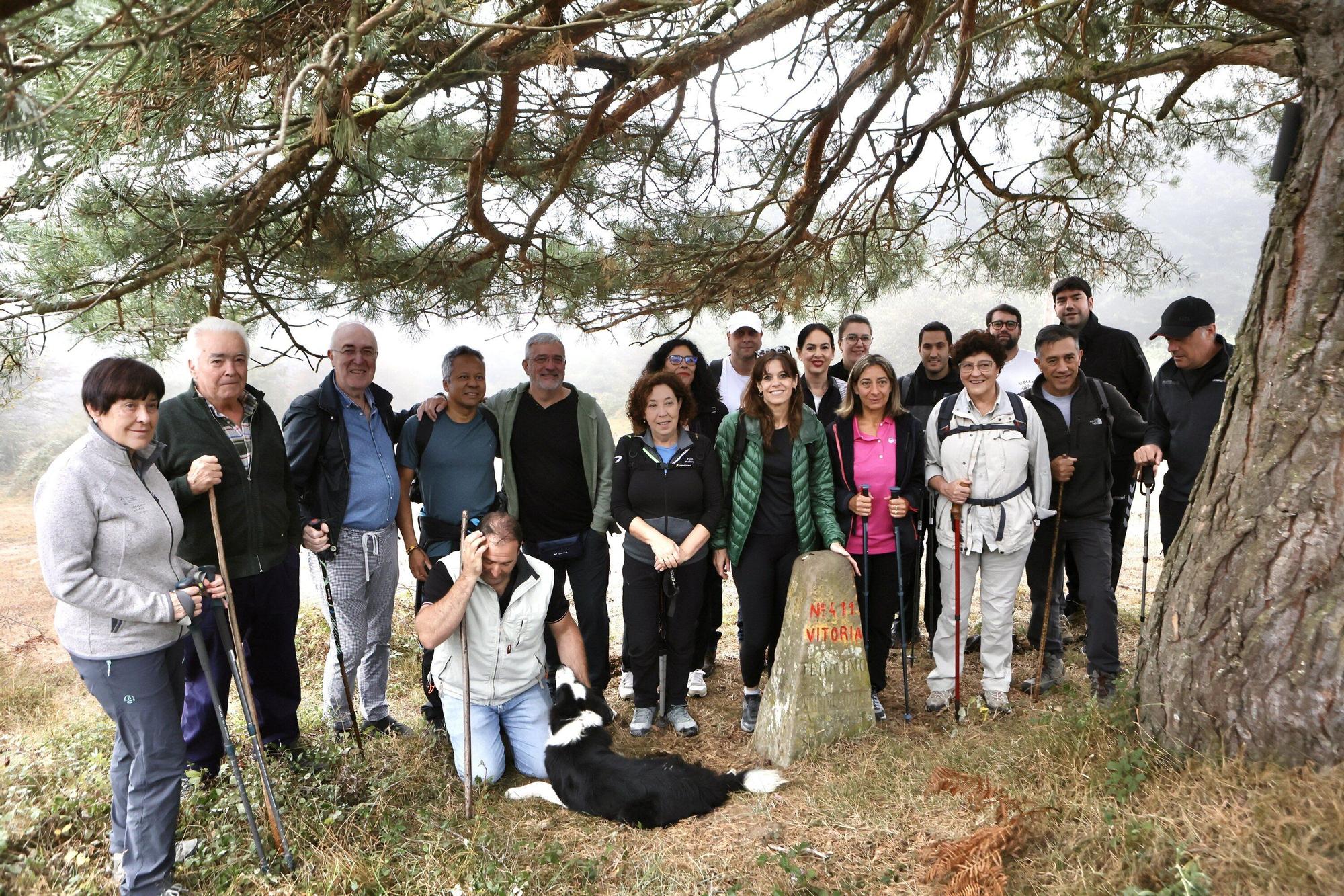 En imágenes: La corporación municipal recorre los mojones en el Día de Olarizu
