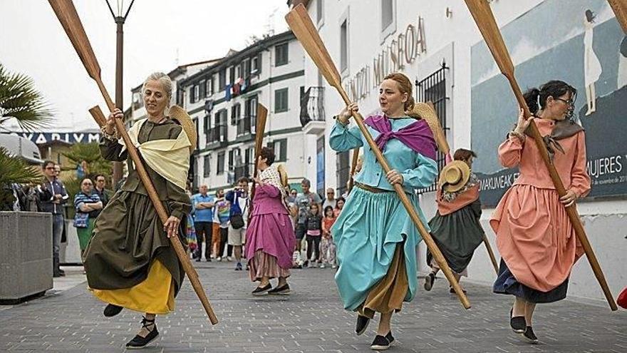 Las bateleras de Pasaia bailan en el exterior del Museo Naval, durante la celebración en junio del año pasado del 25º aniversario del centro.