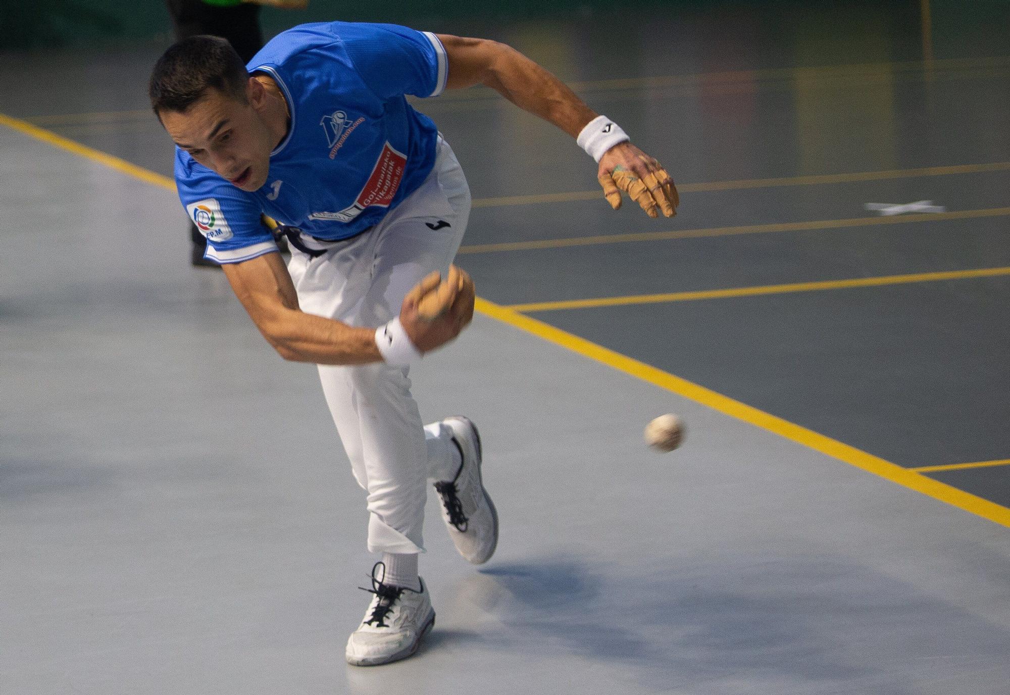 Joanes Bakaikoa gana su primer punto de la liguilla de cuartos de final del Cuatro y Medio ante Javier Zabala en Lekunberri.