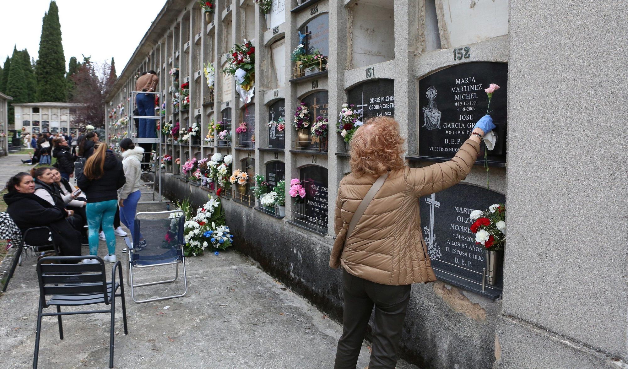 Miles de ciudadanos visitan a sus allegados en los cementerios de Navarra