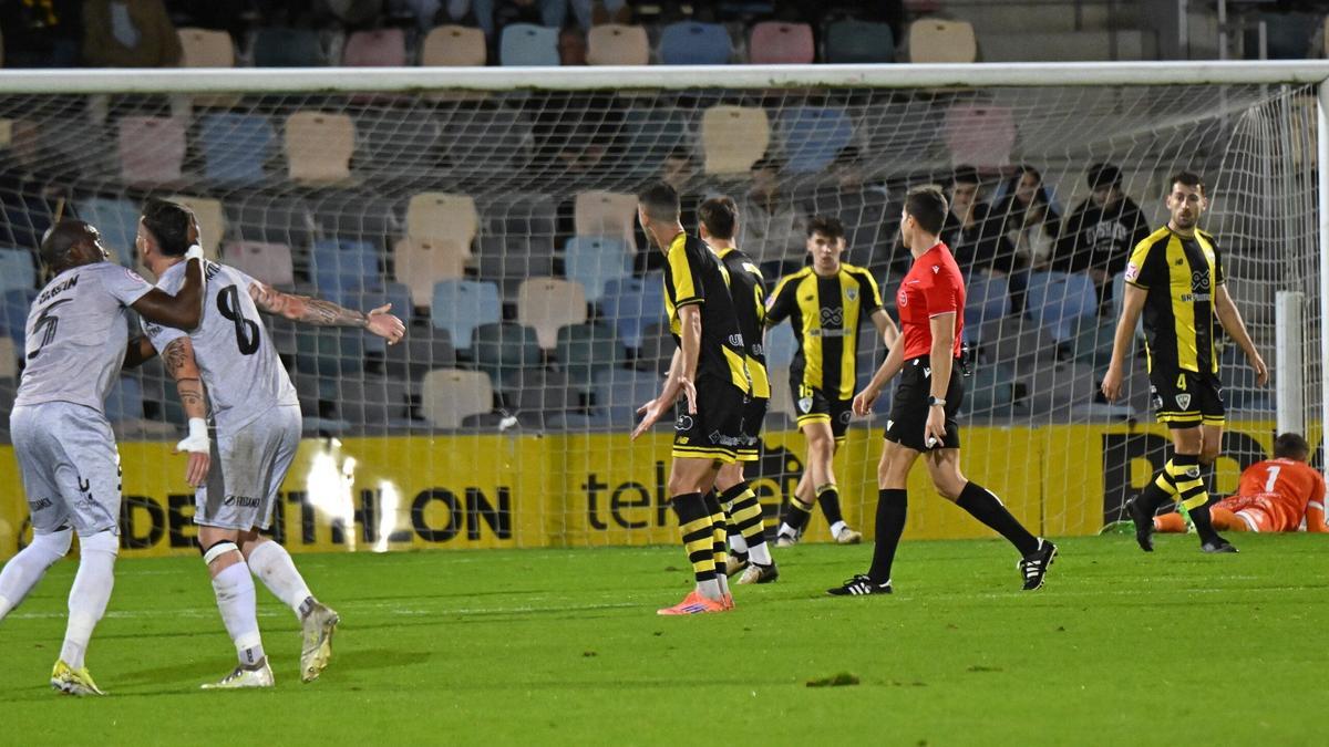 Varios futbolistas del Barakaldo lamentan uno de los goles anotados por el Avilés en el partido del domingo.