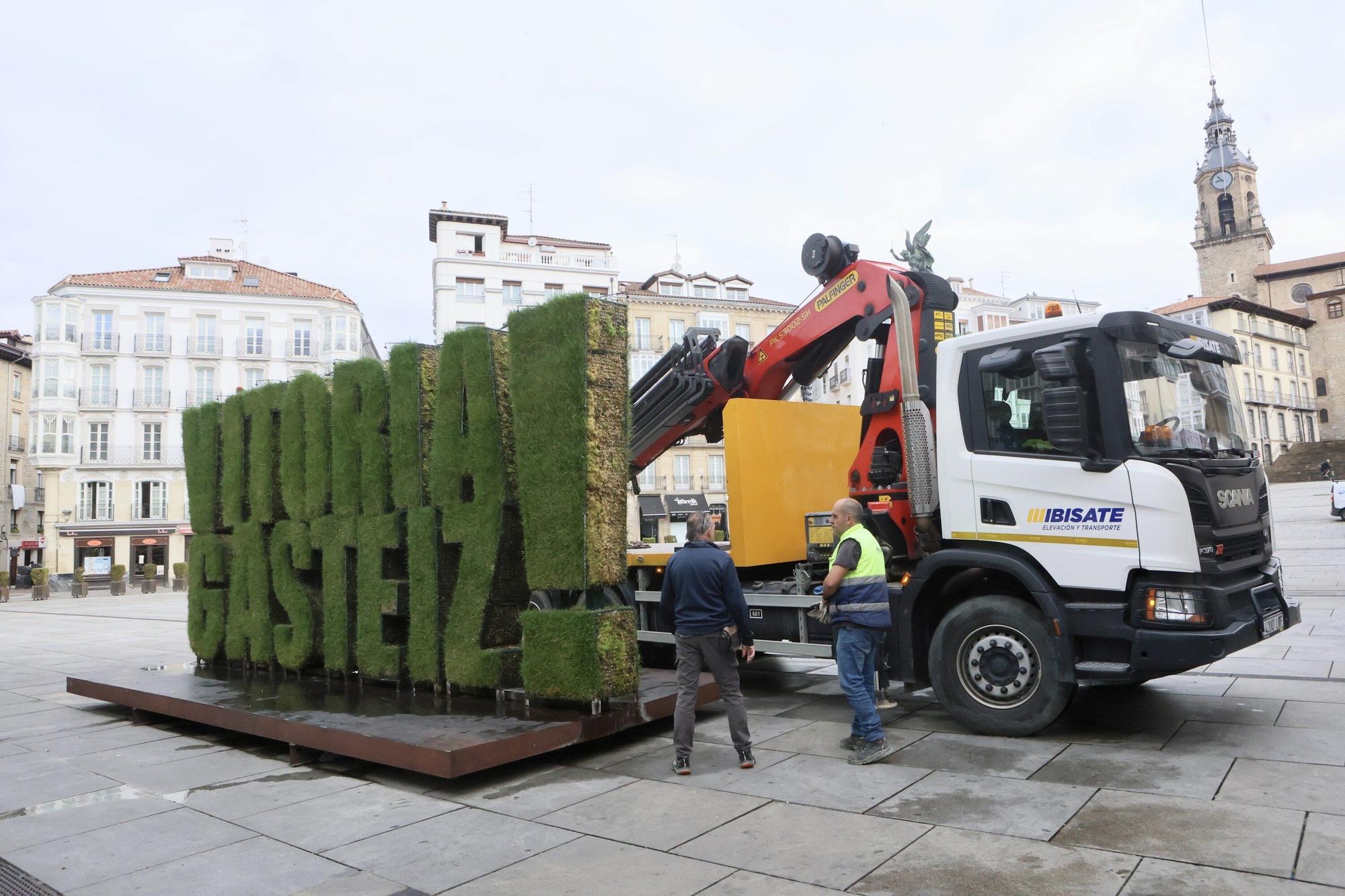Retirada estatua vegetal de la Virgen Blanca con motivo de las fiestas de Vitora-Gasteiz
