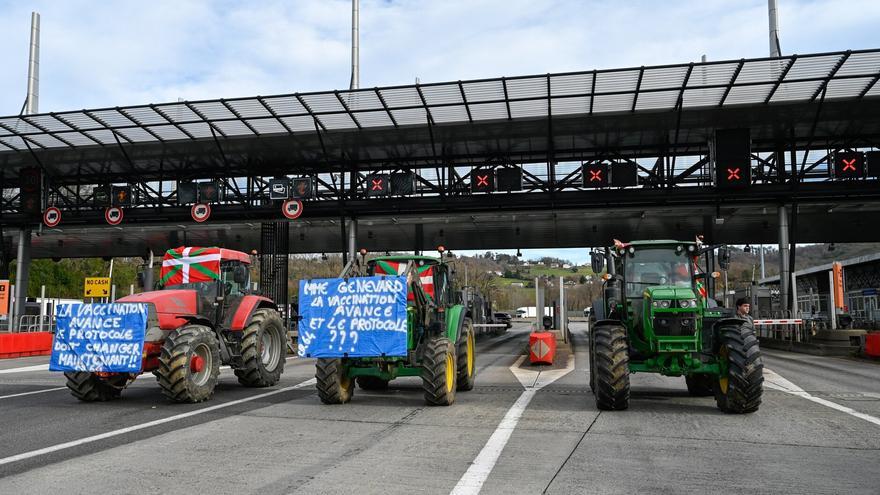 La cosa va de palomas y lobos