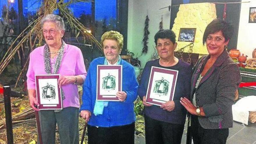 Hilari Petralanda, Carmen Arriortua y Begoña Hormaetxe, con la concejala Maite Bolumburu.