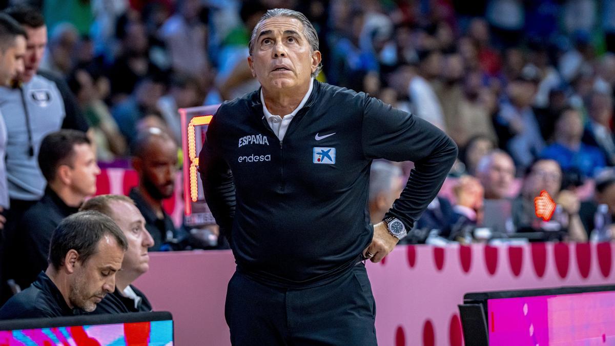 Sergio Scariolo, con gesto preocupado en un partido del Eurobasket.