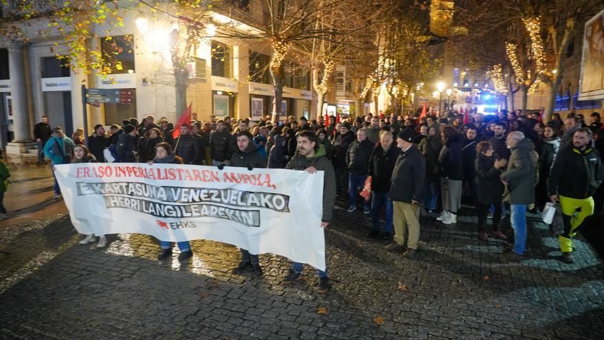 Varios cientos de personas rechazan en las capitales vascas el ataque a Venezuela