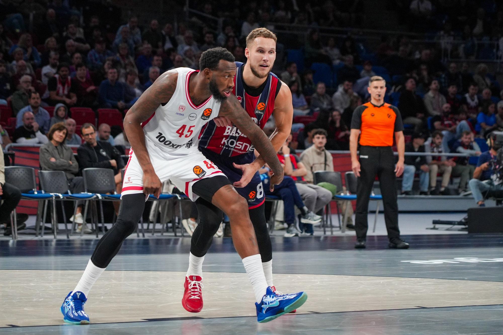 Todas las imágenes del Baskonia - Olympiacos en el Buesa Arena