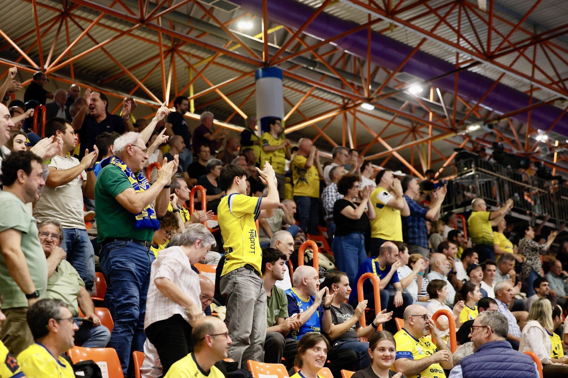 La afición del Irudek Bidasoa Irun, en el partido ante el Flensburg alemán en Artaleku
