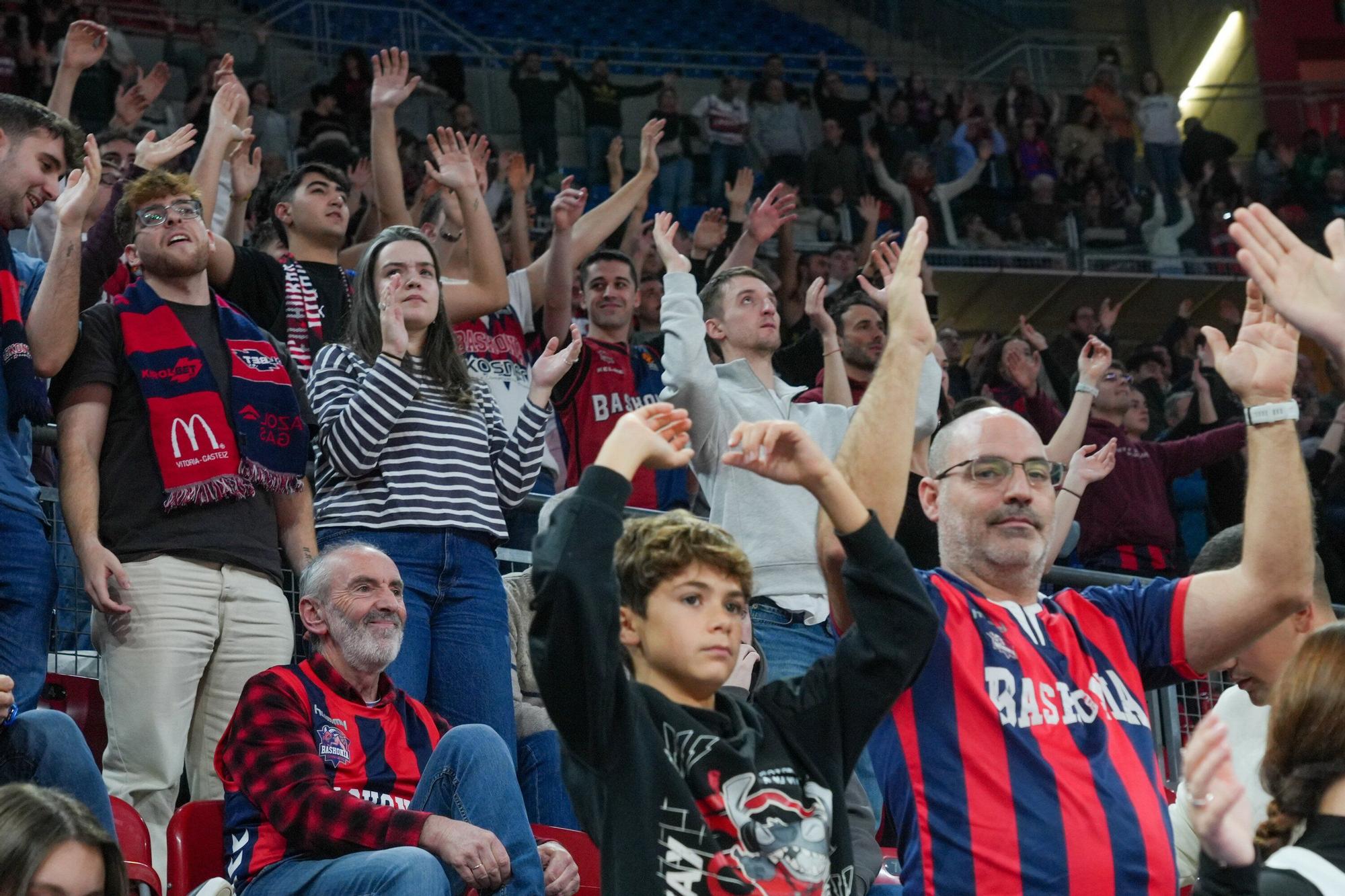 ¡Búscate en las fotos del Baskonia - Bayern!