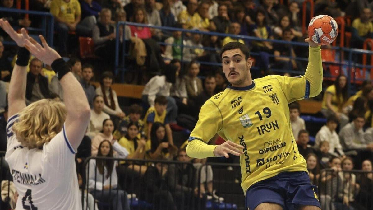 El jugador del Irudek Bidasoa Irun Julen Mujika, en el partido de la pasada temporada ante el Ystads sueco