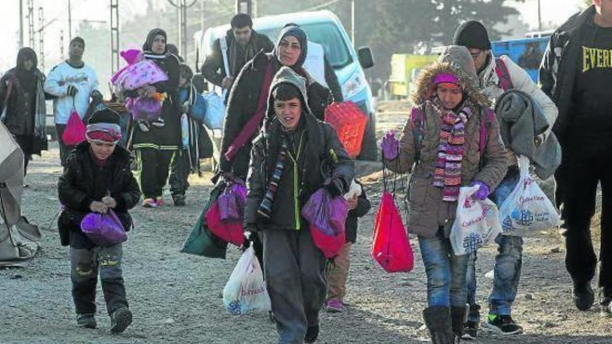 Varios refugiados sirios cruzando la frontera de la Unión Europea.
