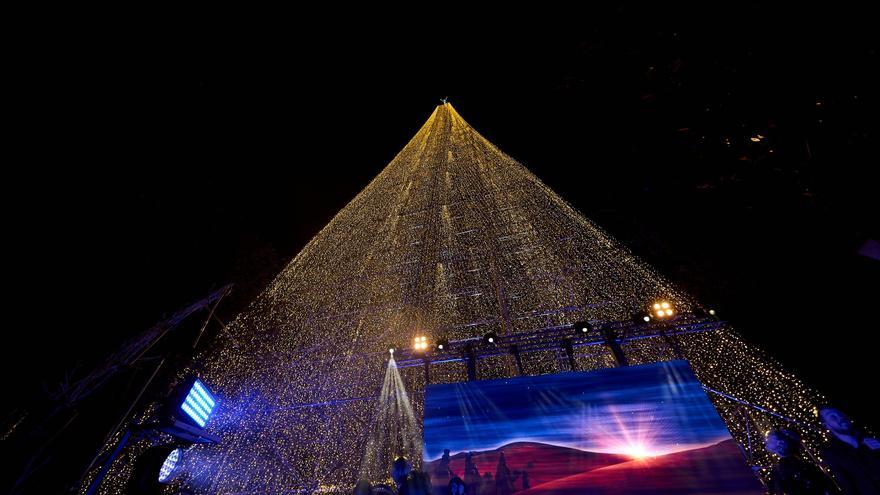 Un dron impacta contra el árbol de Navidad de Cartes