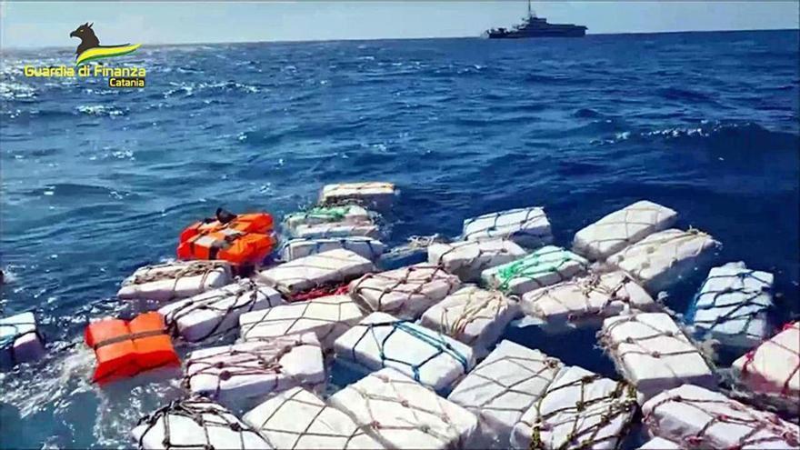 Encuentran dos toneladas de cocaína flotando en el mar cerca de Sicilia