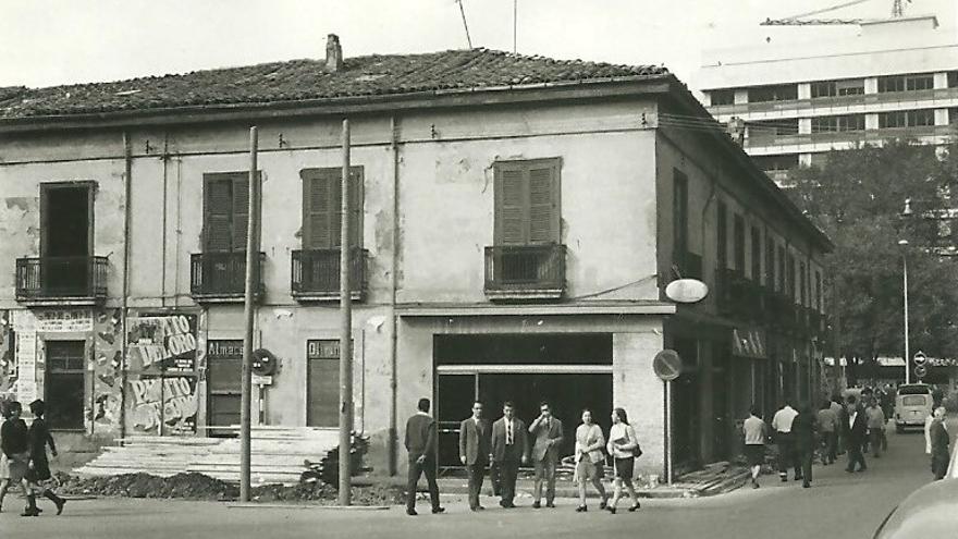 La Casa de Baños en la plaza del Vínculo de Pamplona, año 1969