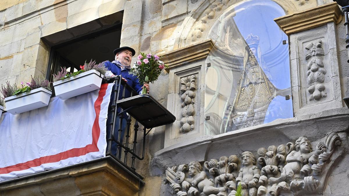 El primer ramo de la ofrenda lo ha entregado Moisés San Pelayo, presidente de Peña Athletic del Casco Viejo.