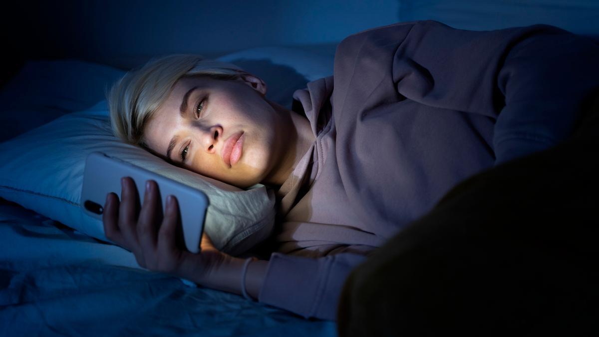 Usar el móvil en la cama dificulta la conciliación del sueño.