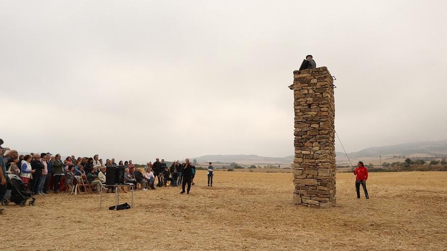 De establo en ruinas a &#039;columna del aire&#039; en un campo de cultivo de Artazu