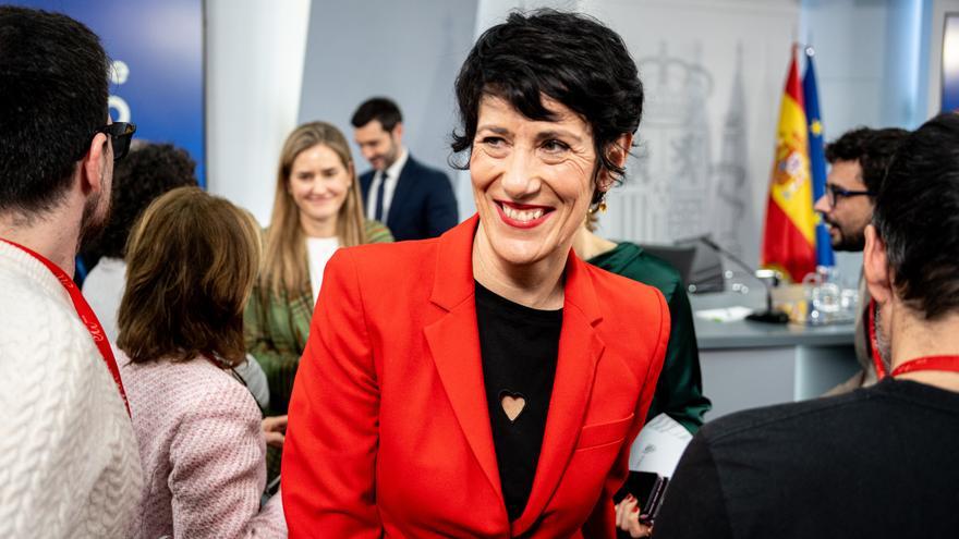 Elma Saiz critica que mientras Sánchez "alza la voz" en Múnich, Feijóo está en una "carrera ultra" con Vox