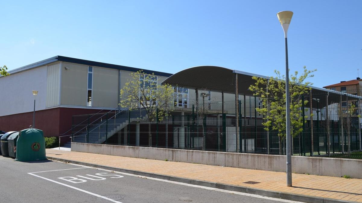 Exterior del polideportivo municipal de Olite.