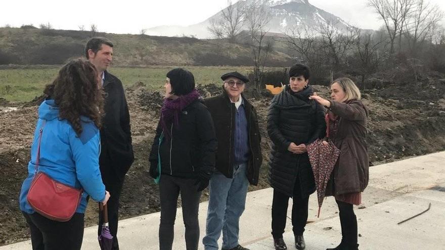La consejera visitando el solar en el que se edificará el nuevo colegio de Arbizu junto a la alcaldesa y concejales de Arbizu y el director de infraestructuras.