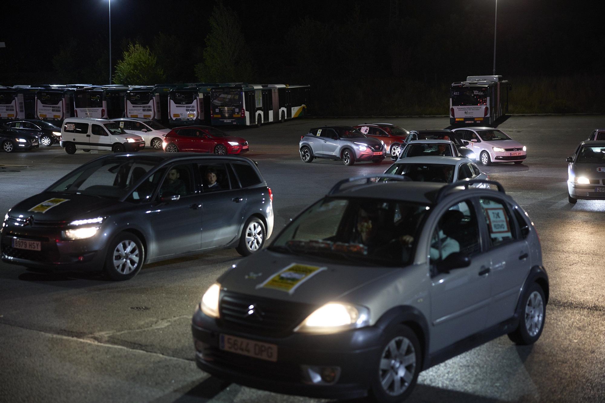Caravana de coches de trabajadores de villavesas que exigen desatascar la negociación del convenio