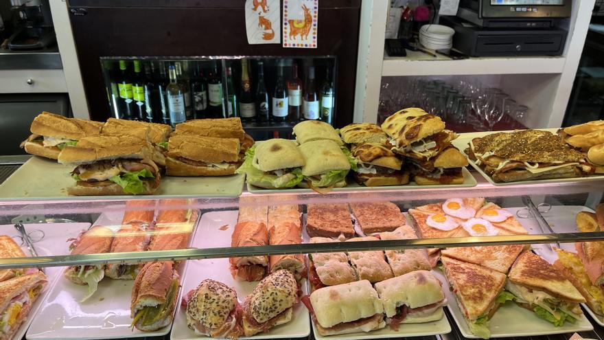 Bocadillitos, sandwiches y tortillas... más plato del día a elegir
