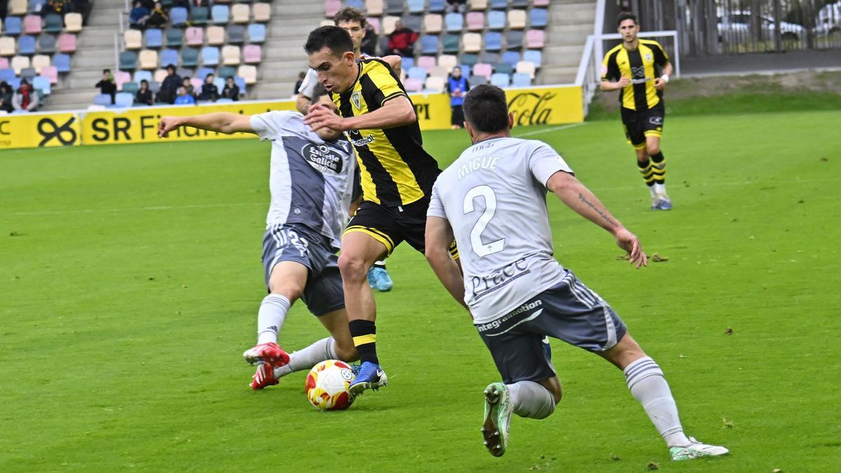 Iker Pedernales, ante la presión del Racing de Ferrol.