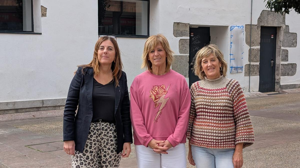 La concejala de Feminismo, la alcaldesa y la técnica de Igualdad de Arrigorriaga en la calle que llevará el nombre de Enriqueta Hortalá