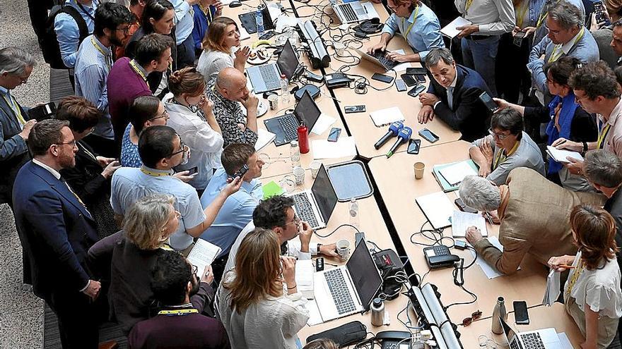 El primer ministro belga, Alexander de Croo, atiende a la prensa ayer en Bruselas.  | FOTO: EFE