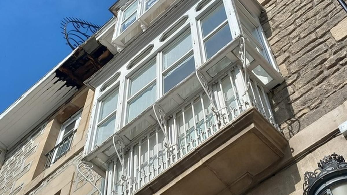 Edificio de Los Arquillos afectado por los desprendimientos de cornisa.