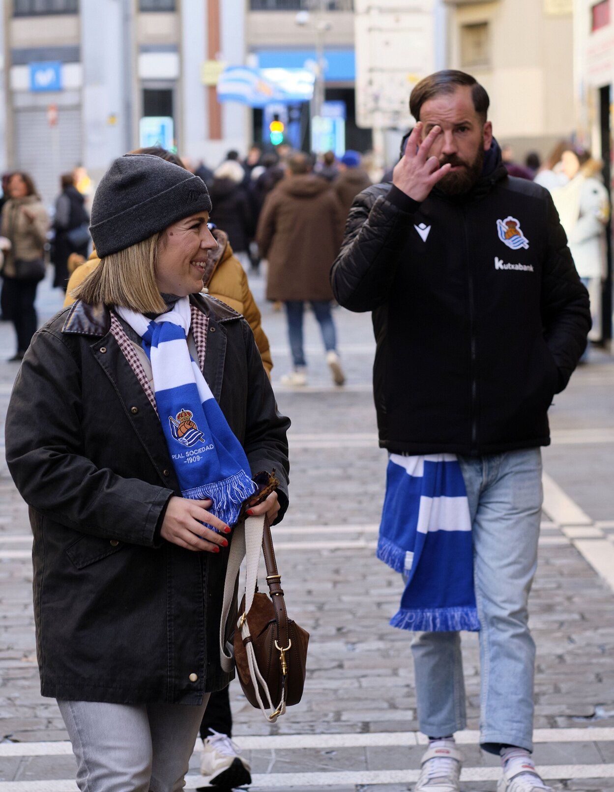 El frío no frena a la afición txuri-urdin en Pamplona