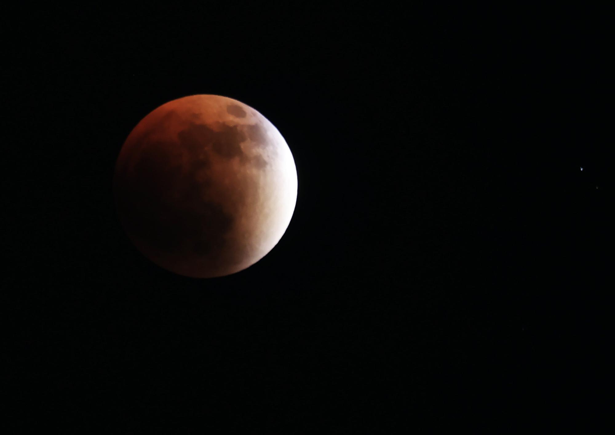 Eclipse lunar del 7 de septiembre: las mejores imágenes de la 'Luna de Sangre'