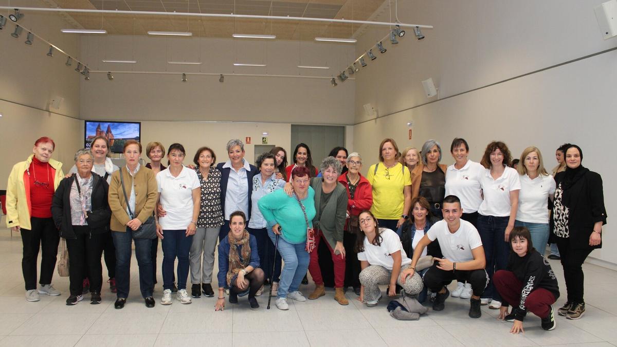 Asistentes al acto posaron de forma conjunta. Asistentes al acto posaron de forma conjunta.