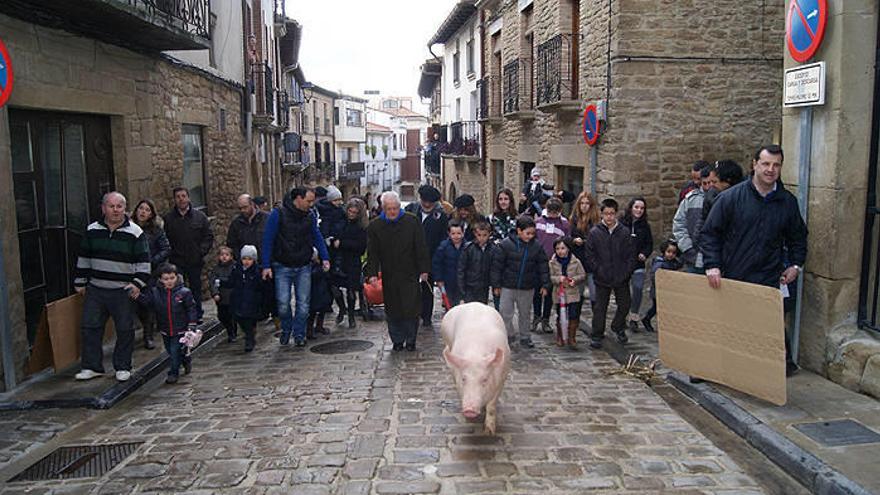 Jesús Casamayor conduce el cuto por las calles de la localidad.