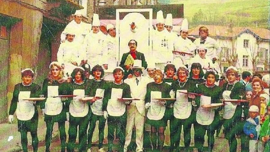 Los miembros de la sociedad Arco-Iris en Carnaval de 1984 en su número &#039;Restaurante Arco-Iris&#039;.
