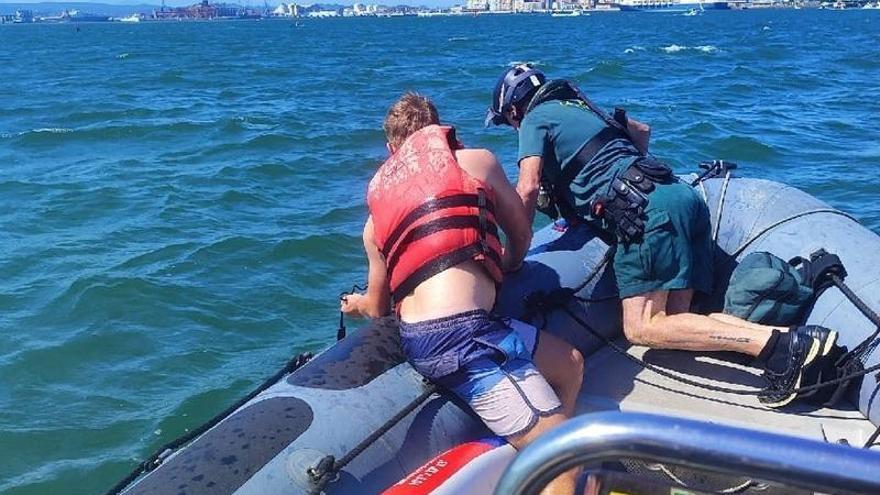 Rescatados 7 jóvenes que hacían paddle surf en Santander, dos en peligro de ser arrollados por un mercante