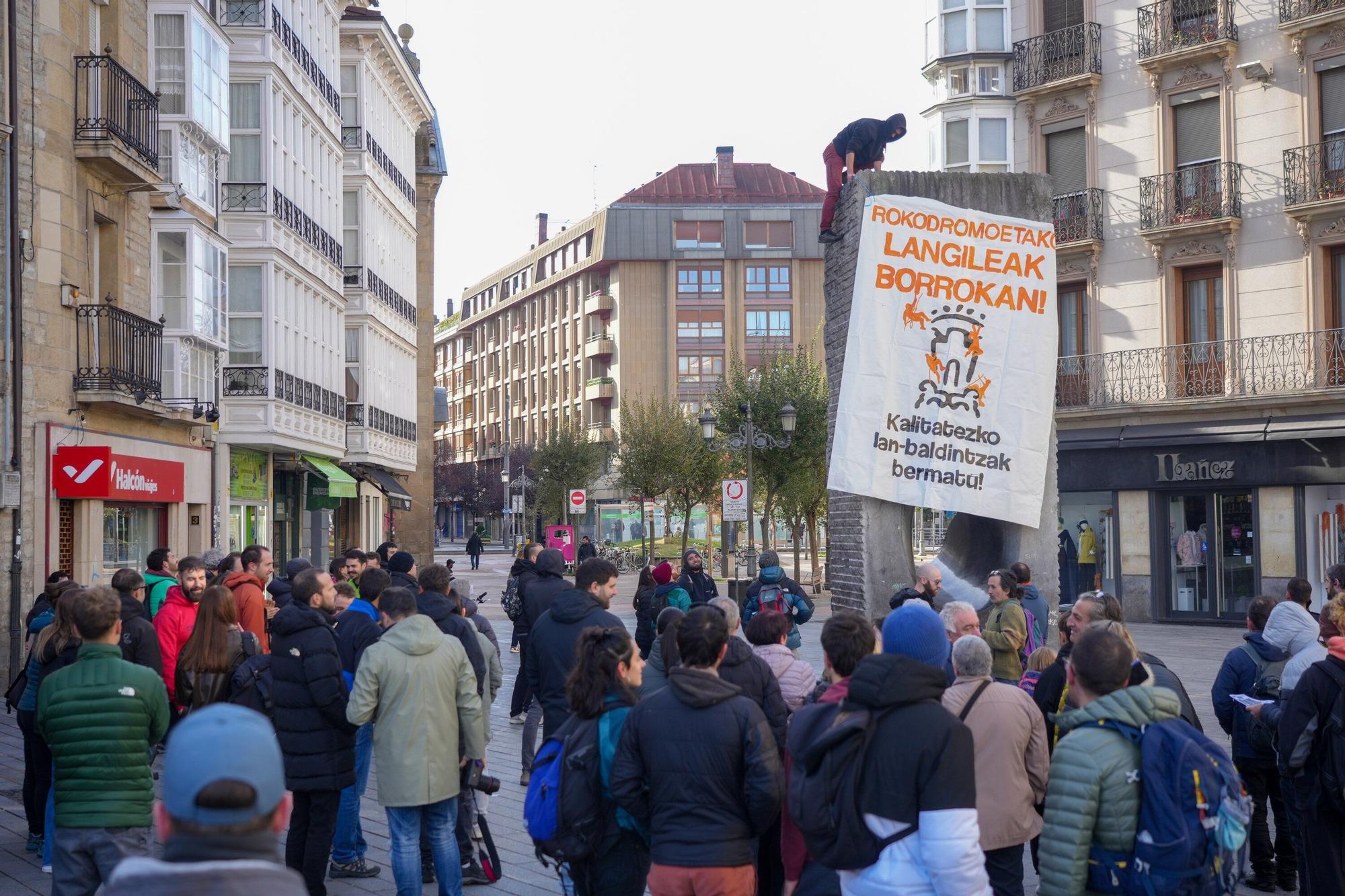 Los trabajadores de los rocódromos escalan 'La Mirada' para denunciar sus condiciones