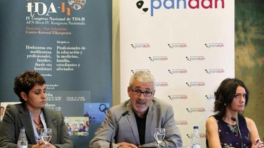 El presidente de TDAH, Fulgencio Madrid (c), la psiquiatra Maite Ferrín (d), y la directora del IV congreso Nacional de TDA-H, Maite Urkizu (i).