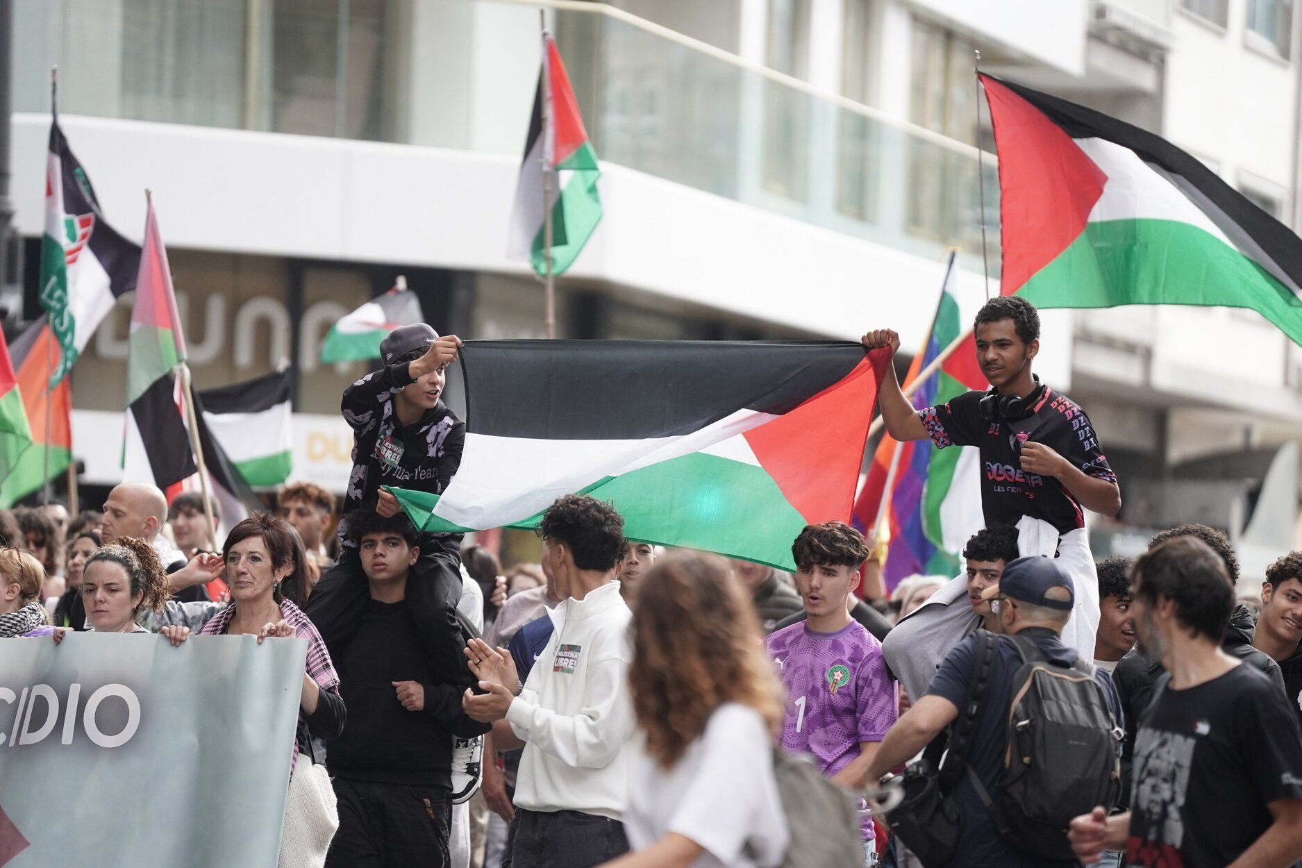 [Fotos] Donostia se vuelca con Palestina en la huelga general