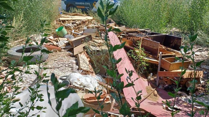 Sillas, mesas, latas, un andamio...: vertido de escombros no autorizado en Fitero
