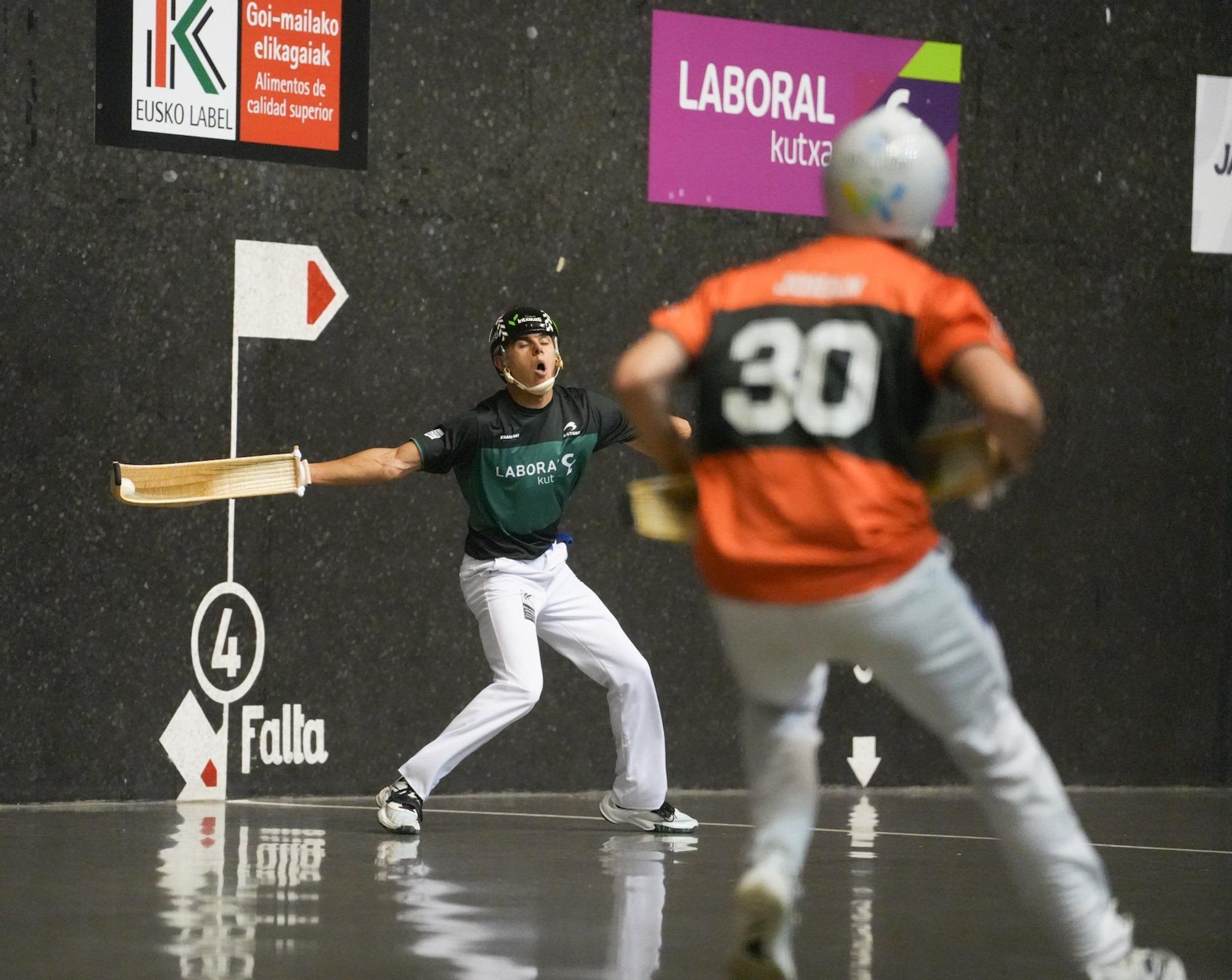 Alex Goitiandia-Lekerika y Urreisti-López suman sus primeros triunfos del Winter Series ante Johan-Gorka y Goixerri-Manci en la jornada inaugural del Winter Series.
