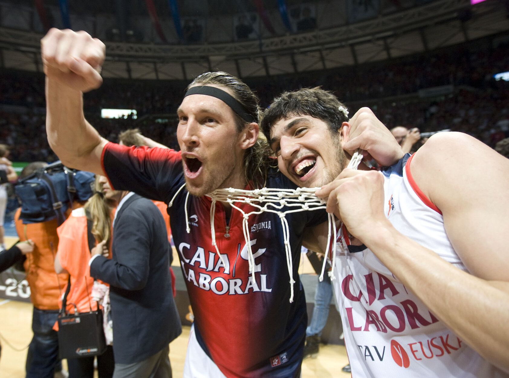 Eliyahu celebra con Herrmann la ACB conseguida en la temporada 2009-10.