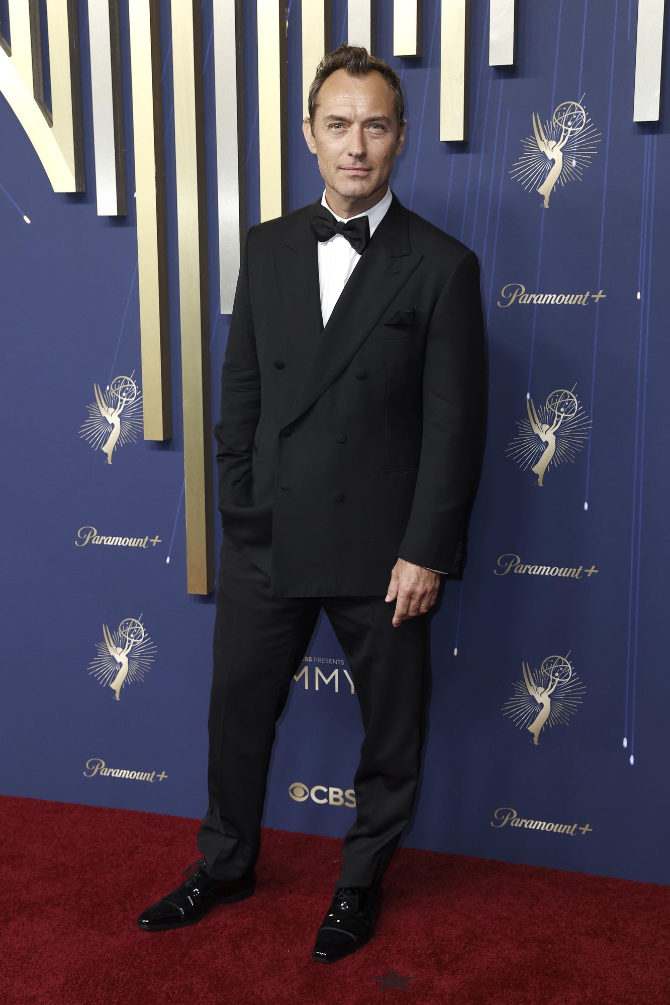Alta costura y mensajes políticos: Jenna Ortega y Javier Bardem, protagonistas de la alfombra roja de los Emmy 2025