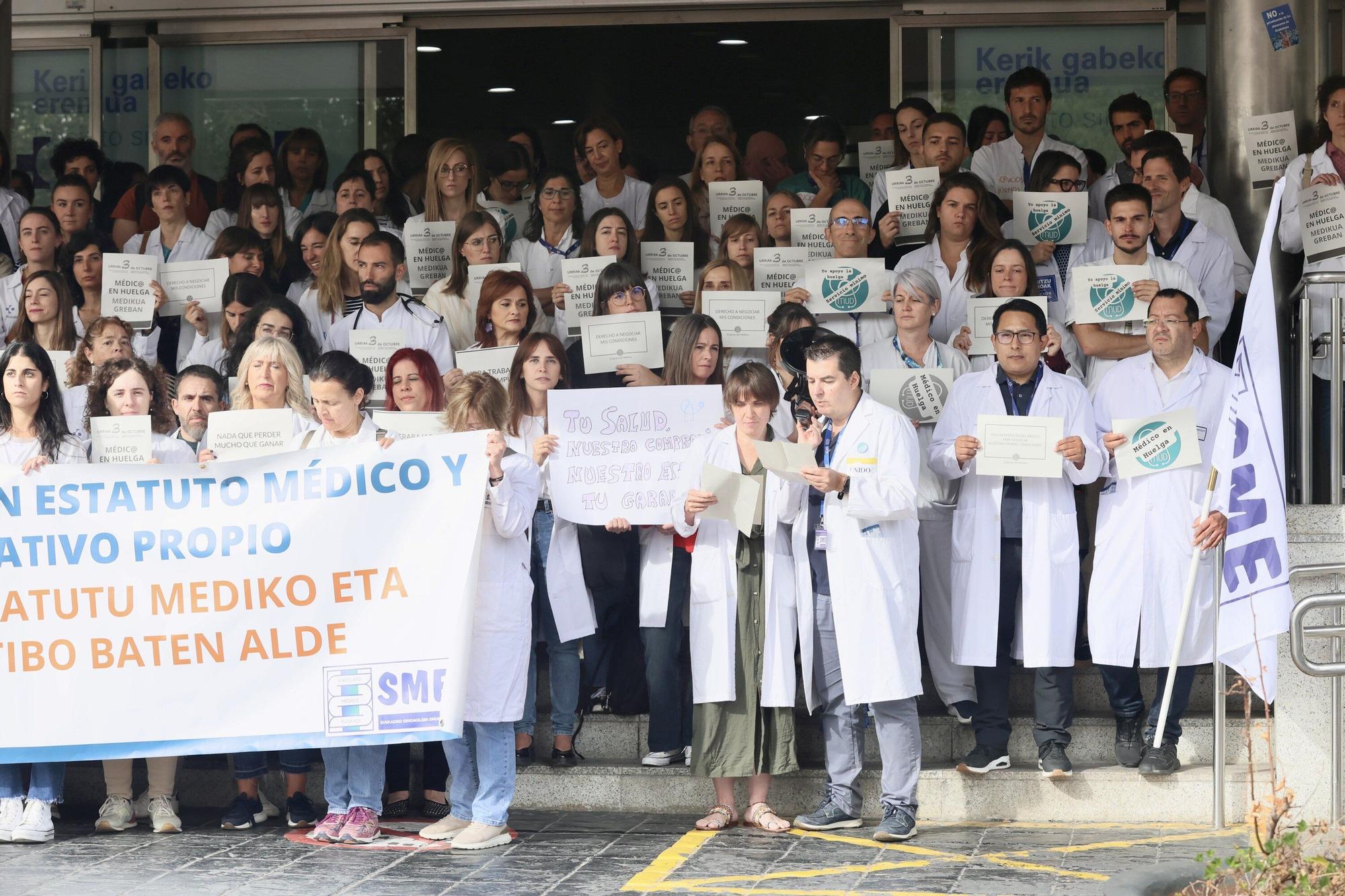 En imágenes: Médicos en huelga exigen un estatuto marco propio en Txagorritxu